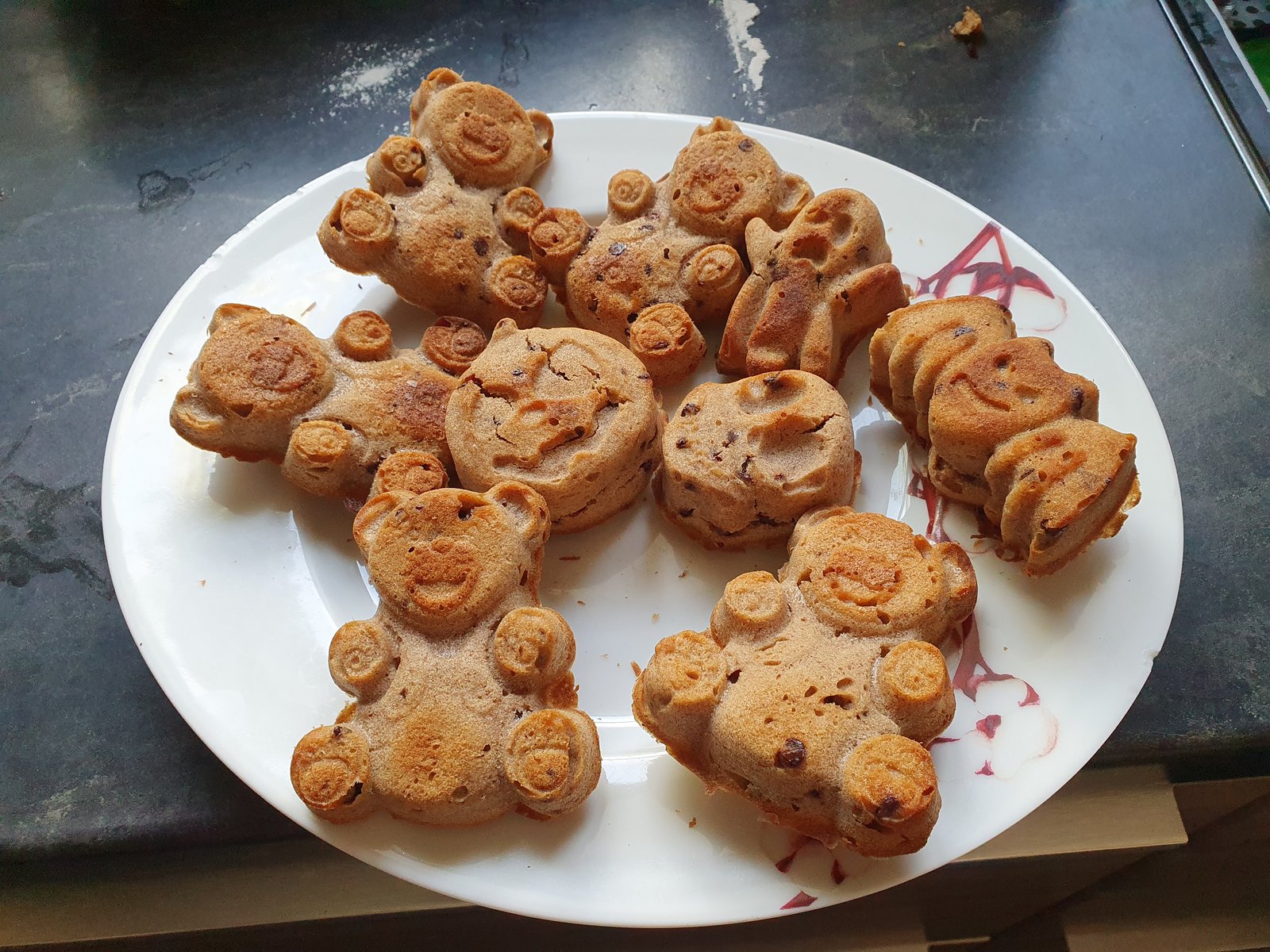 Muffins sans gluten aux pépites de chocolat dans des moules en forme d'animaux