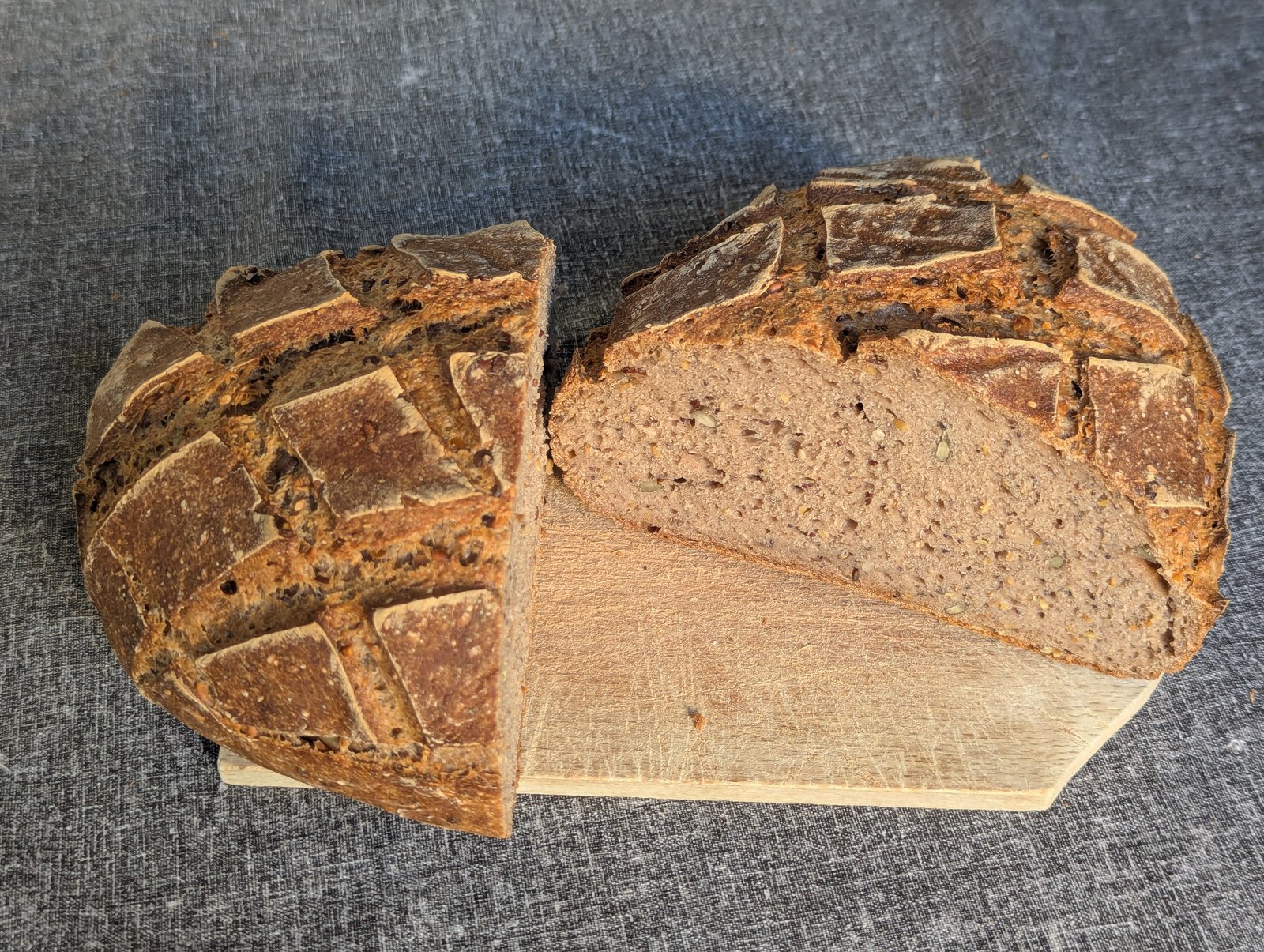 Pain au levain sans gluten coupé, mie alvéolée aux graines