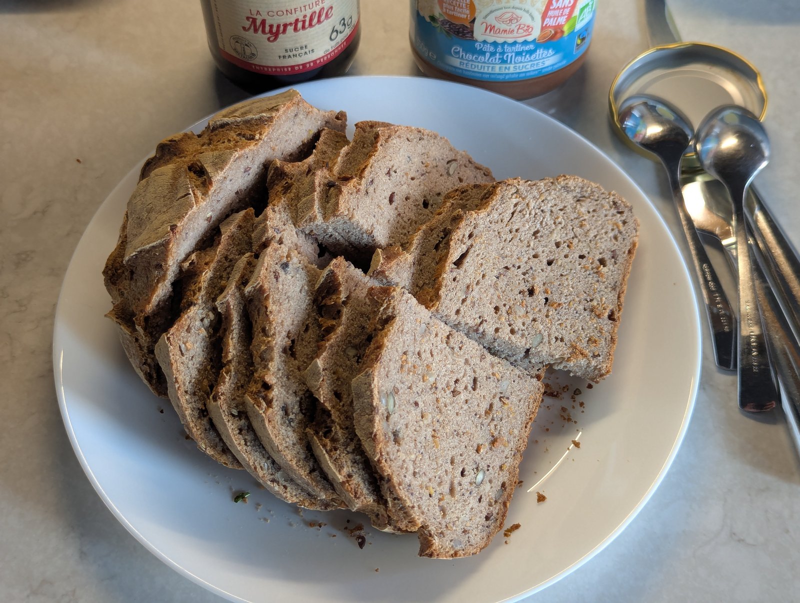 Pain à la levure sans gluten en tranches, prêt pour le petit-déjeuner