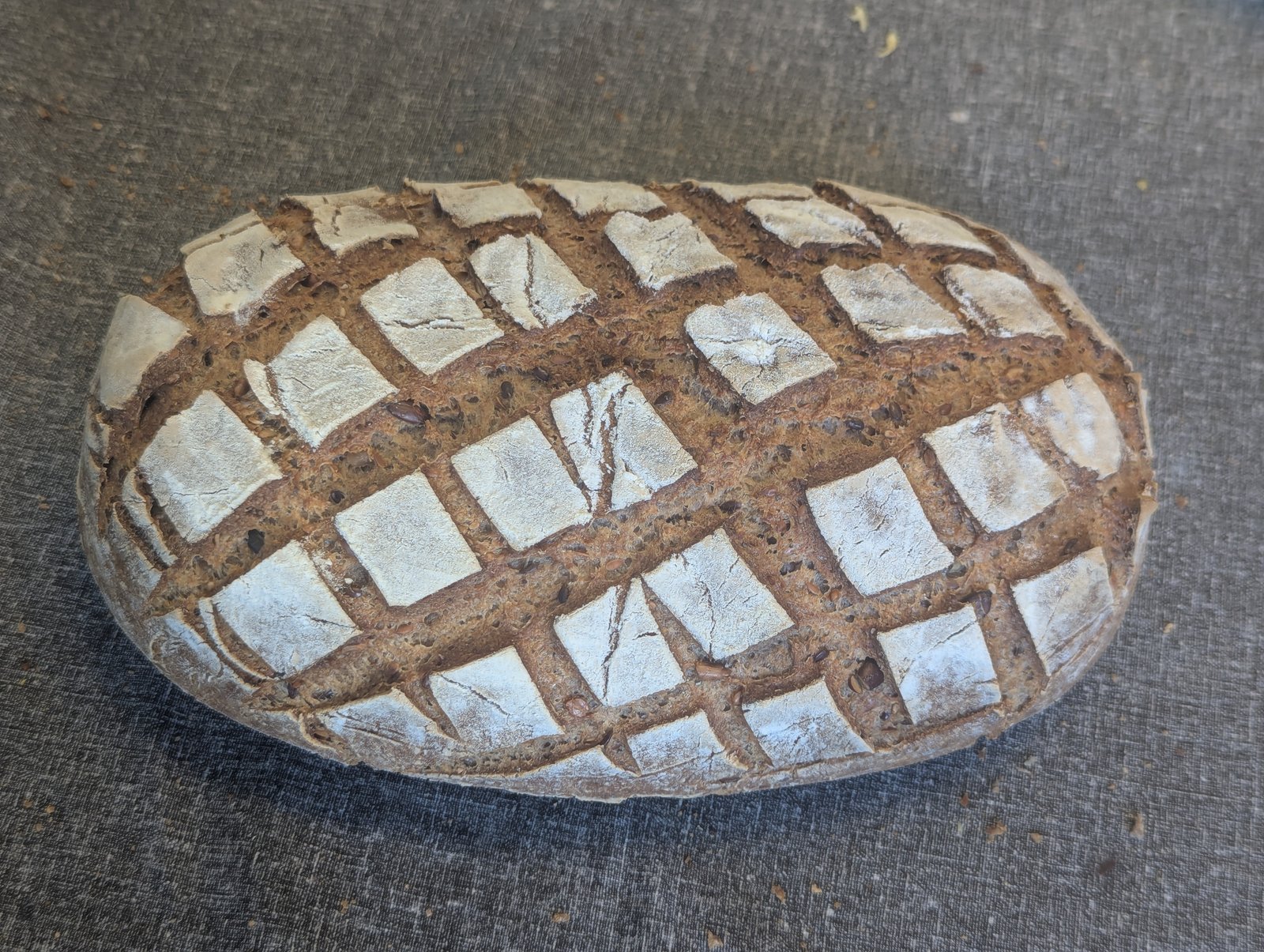 Pain au levain sans gluten cuit à la cocotte, croûte scarifiée