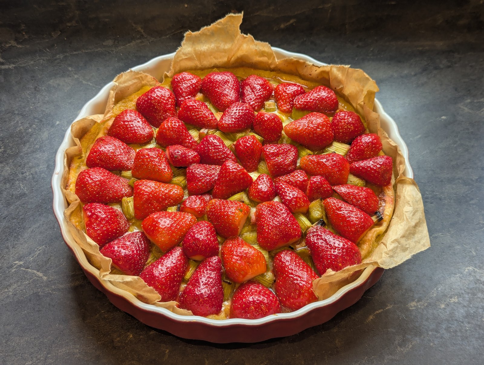 Tarte à la rhubarbe au Skyr décorée de fraises fraîches