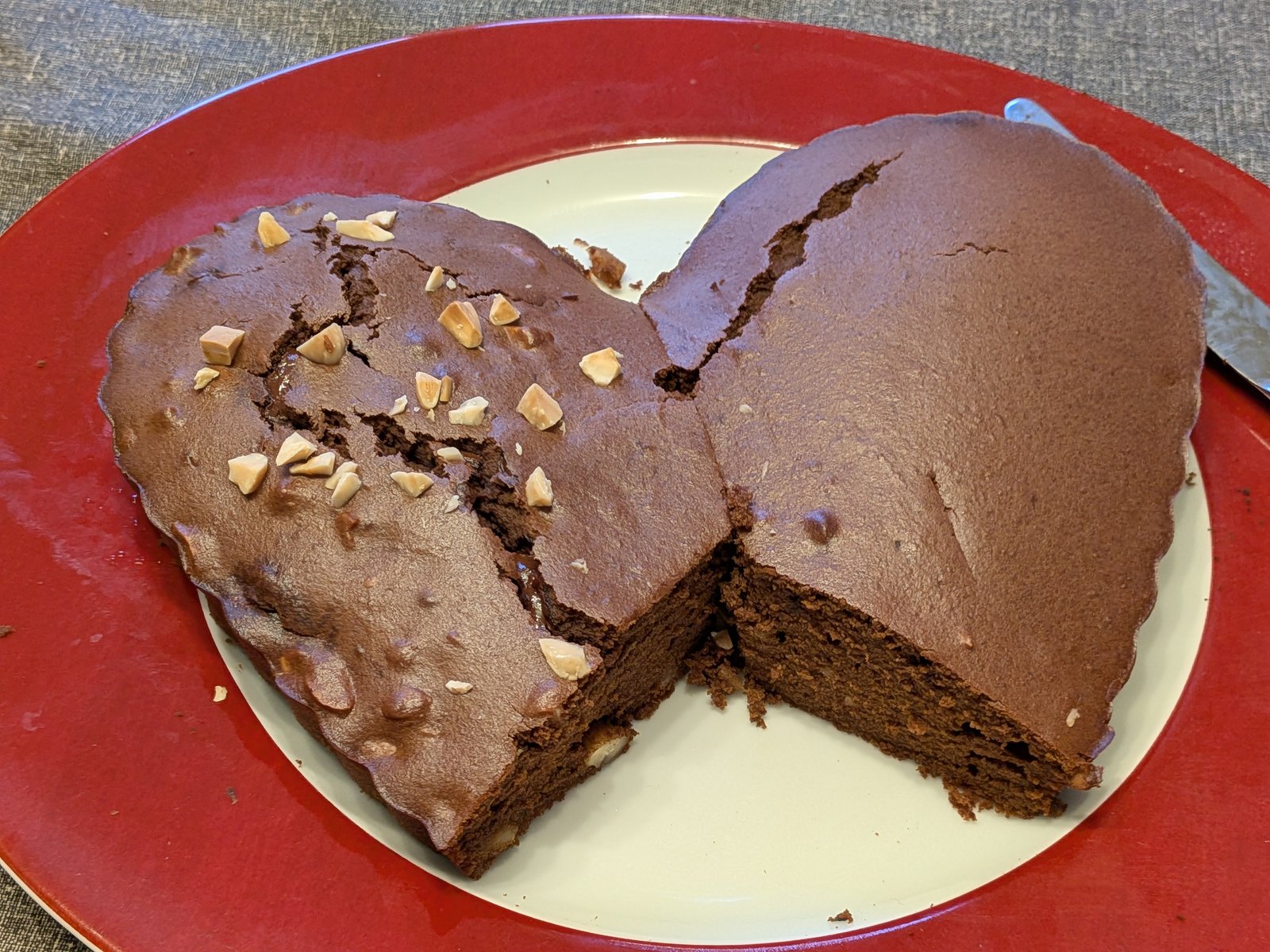 Gâteau au chocolat sans gluten à la compote, parsemé d'amandes concassées