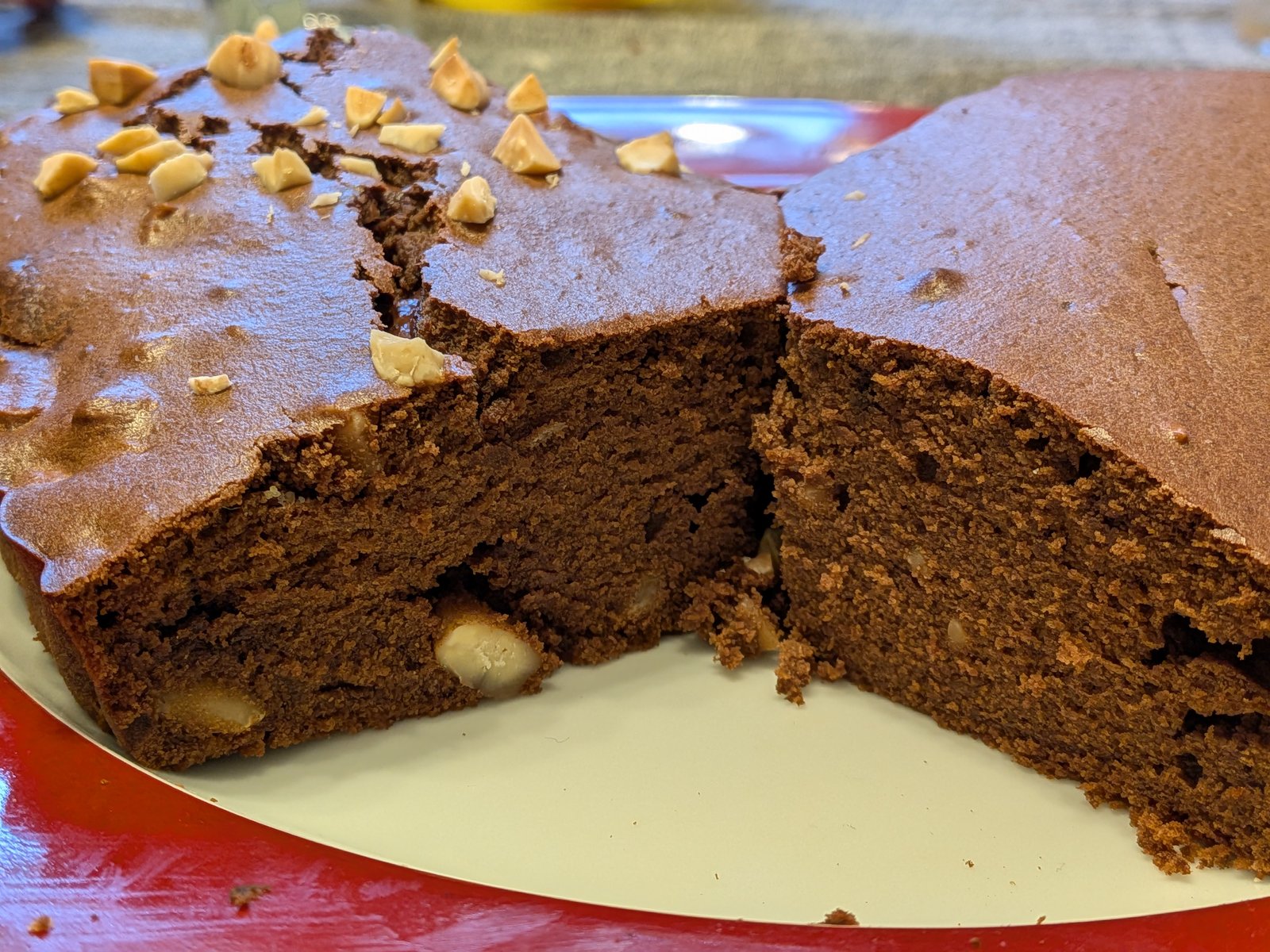 Vue de la mie aérée du gâteau au chocolat à la compote
