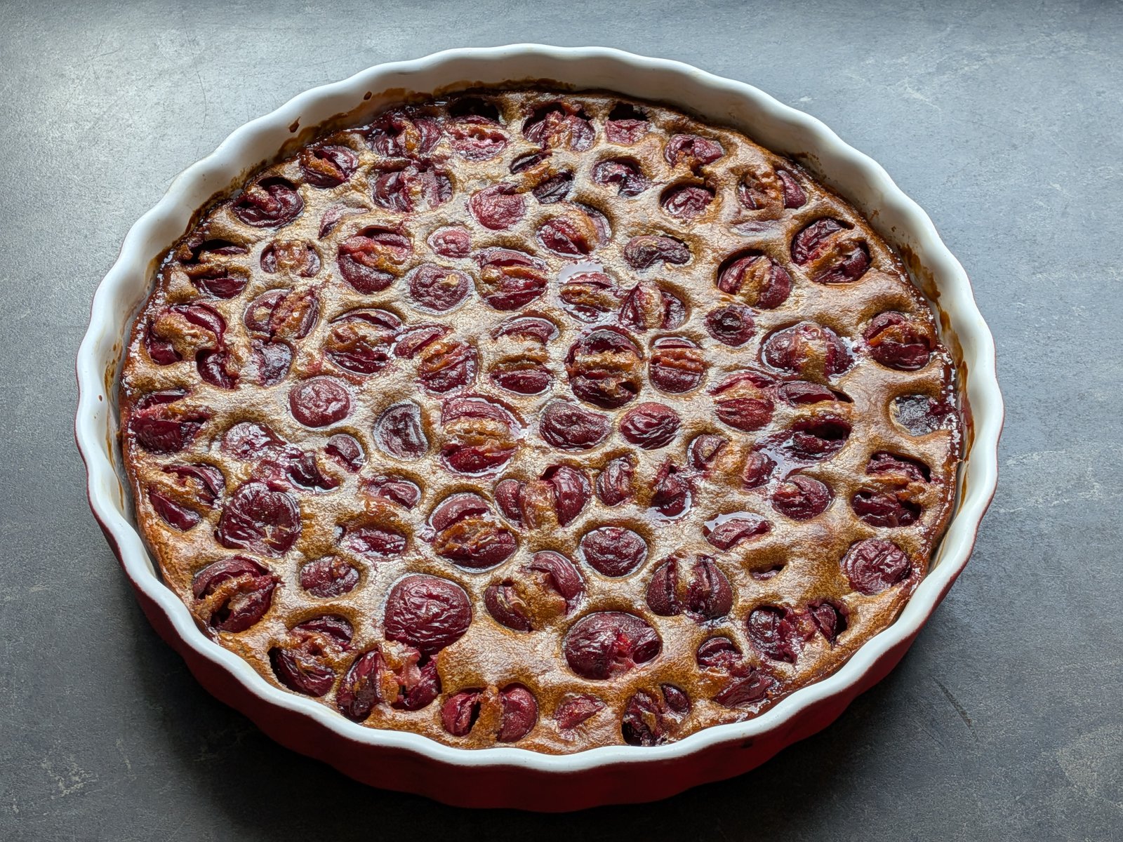 Clafoutis aux cerises sans beurre cuit, surface dorée et prise