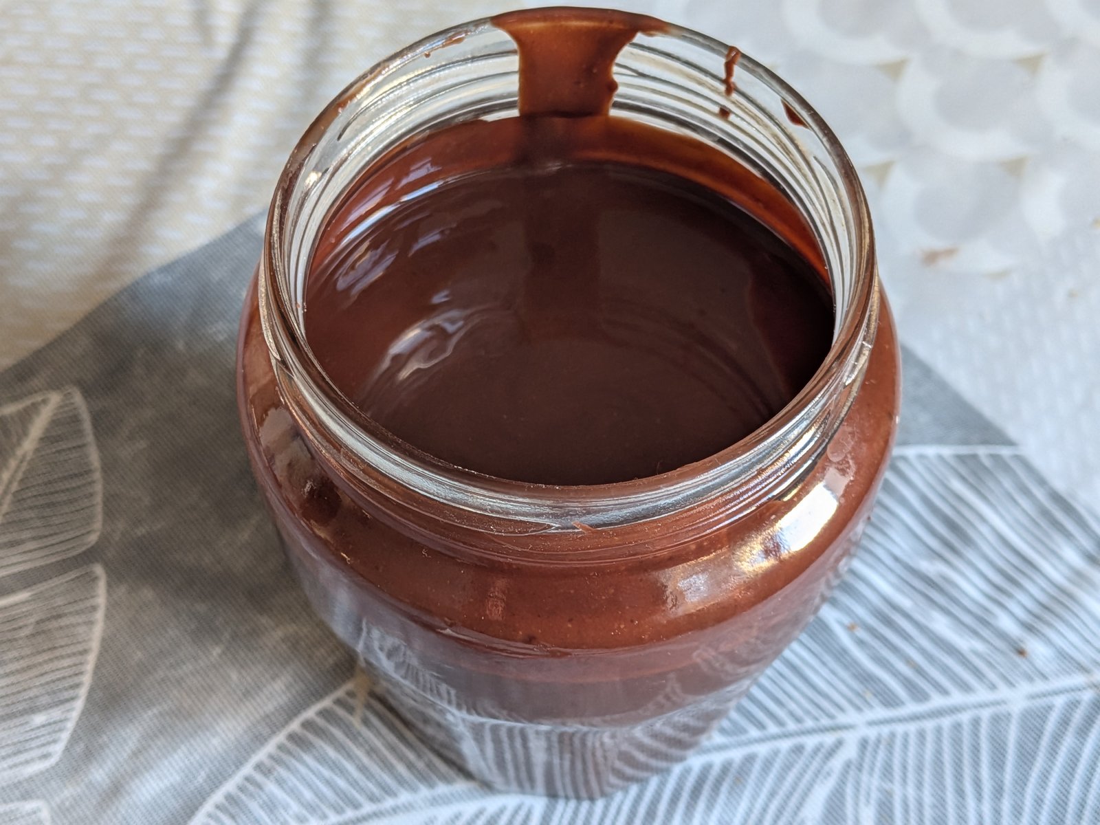 Pâte à tartiner au chocolat noir et aux amandes dans un pot en verre